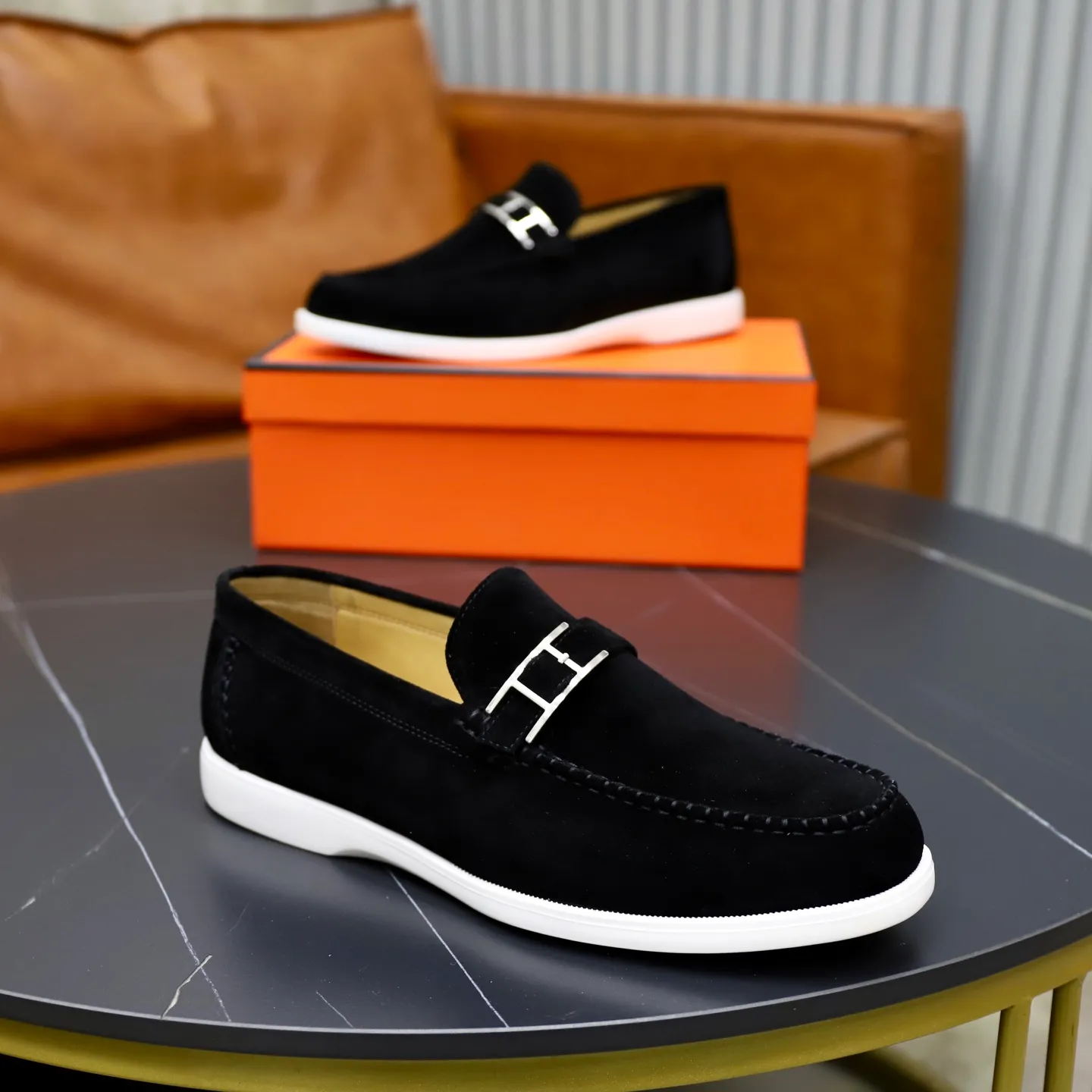 Ex-factory price: 540💰Hermès/Hermès slip-on men's shoes. This shoe is made of imported cow suede leather, with simple and smooth lines, and a 3CM rubber foam ultra-light sole combined with aerodynamic design! Youthful and fashionable, H button decoration, contrasting leather embellishment on the heel, calf lining to gently wrap your feet, with embossed logo cowhide feet, leather rock strips, casual and urban style, highlighting youthful vitality, sports and leisure version, super versatile Size number: 38-39-40-41-42-43-44 Standard leather shoe size (45 can be customized but does not support returns)